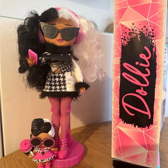 L.O.L. Surprise! O.M.G. Winter Disco Dollie Fashion Doll & Sister - Picture 3 of 4